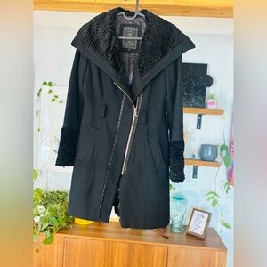 Guess Wool Blend Coat with Faux Fur Collar & Zip Cuff Detail – Size Small